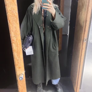 Herrkappa grön oversize - Herrkappa I 100% ull som är i en oversize look