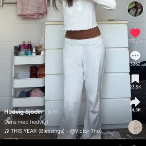 Mjuksibyxor - Vita mjukisbyxor/ pyjamasbyxor. Använder inte längre, kom privat för blir bilder💓💓