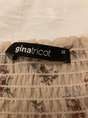 Kjol - Fin kjol från Gina tricot. Krämvit/beige med blommor på!