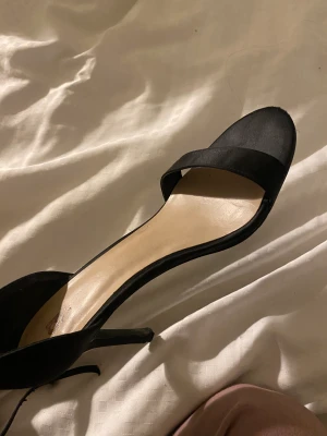 Klackskor  - Svarta klackskor från Gina Tricot, superfina och passar till allt (speciellt nu nör jul och nyår samt alla jullovs semestrar är pågång).  Jätte fimt skick och storleken är som den påstår sig vara💘  Nypris : 399