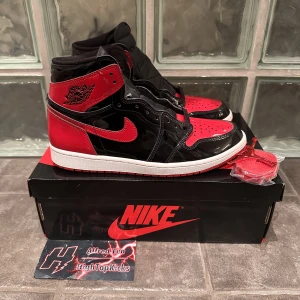 Jordan 1 high patent bred  - 44, all og, 9/10 1999kr Tveka inte på att skriva för frågor eller funderingar!😁