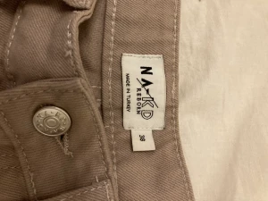 Bruna högmidjade jeans  - Aldrig använda jeans utan prislapp