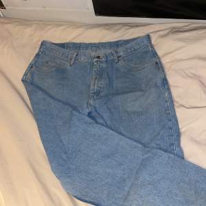 Ljusblå baggy wrangler jeans size 38x29 condition 8/10, perfekta för skating
