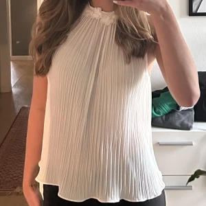 Zara topp - Säljer en så så fin topp från Zara, använd 1 gång 💕 Skriv för fler bilder!! 💗