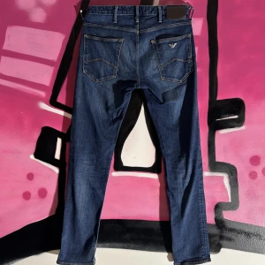 Arman Jeans - Sjukt snygga och stiliga Armani jeans i storlek 29/30 för dendär slimjinz fit 😎🤘🎶 passar perfekt till ett par vans eller flycrewzz 🫣🤘