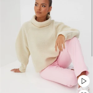 Beige Teddytröja - En beige tröja i teddymaterial i storlek S, köpt från Nelly med märke Gina Tricot. Använd ett fåtal gånger 