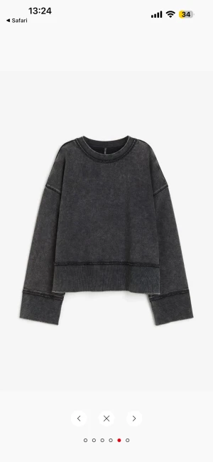 Grå sweatshirt - Intressekoll använd ca 3 gånger, kollar intresset på denna. Söker snabb affär. Storlek M då jag ville ha den lite mer oversized såsom på bilden.