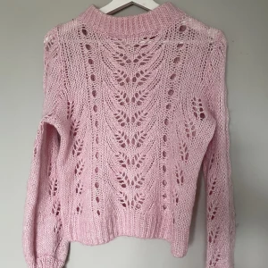 Rosa stickad tröja  - Säljer denna söta rosa stickade tröja från hm i storlek S! har aldrig använt den💞