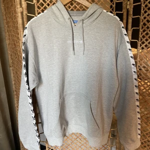 Adidas Hoodie - Säljer en grå adidas hoodie i storlek medium. Mycket bra skick. Passformen är något oversized.