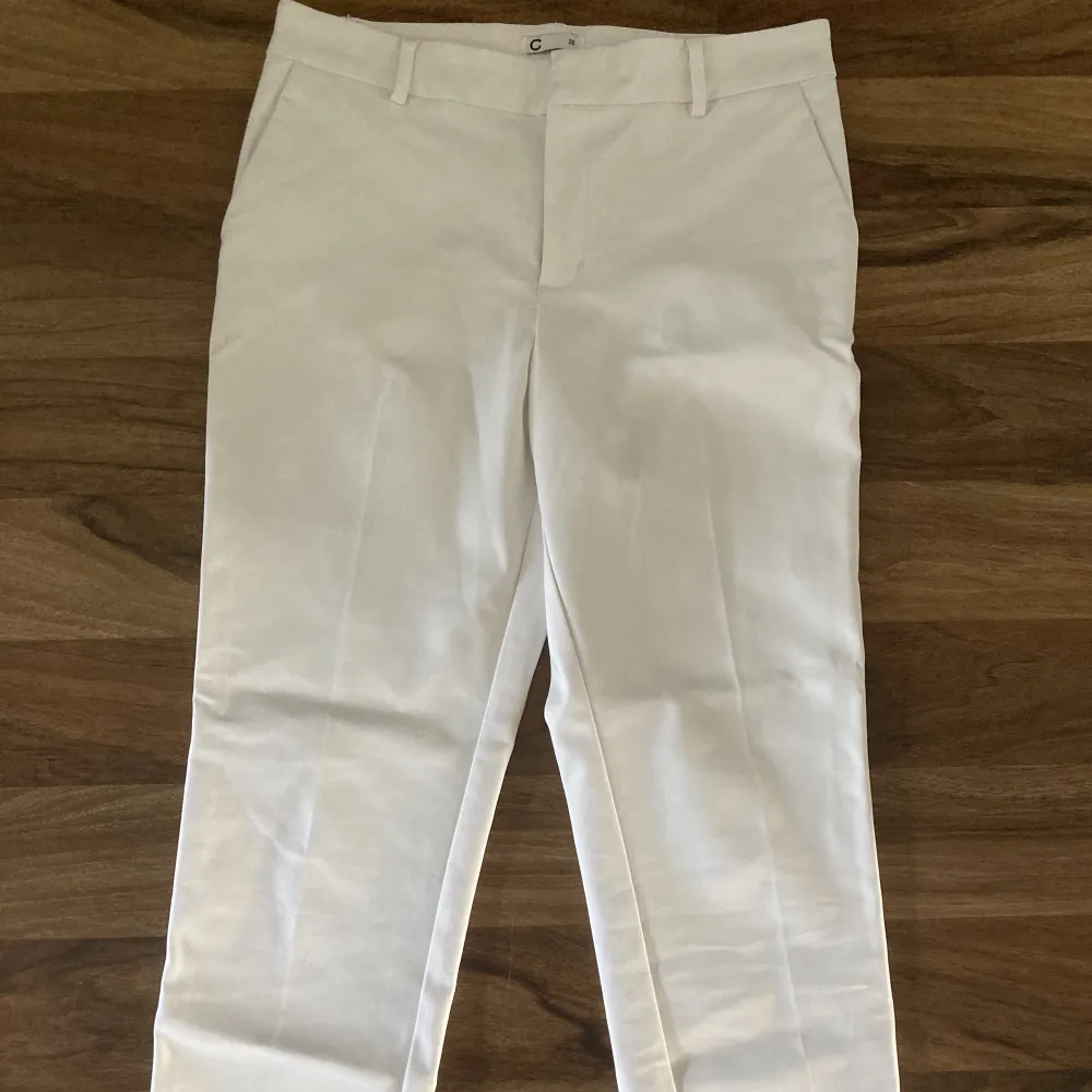 Ankellånga vita fina kostymbyxor (slim) i aningen stretchigt material. Stl 38. Jeans & Byxor.