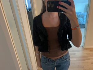 Bolero  - Super snygg svart bolero med volanger