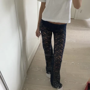 Spetsbyxor  - Såå snygga utsvängda och lågmidjade spetsbyxor som jag sytt själv, kommer även lägga ut ett par svarta inom kort!!❤️sydda efter en xs/s och jag är 175💕