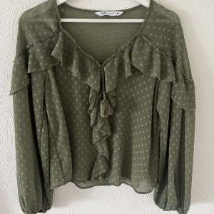 Grön blus  - Säljer min snygga olivgröna blus från Zara! Den är endast använd ett fåtal gånger då jag har andra liknande blusar. Den är i bra skick och har inga defekter💞skriv gärna ifall ni har någon ytterligare fråga!🫶