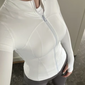 Oanvänd träningströja - Helt oanvänd, passar s-xs. Har hål för tummarna💗köparen står för frakt, den är stretchig i materialet.