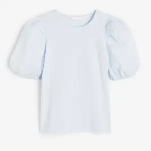 Säljer denna ljusblåa T-shirten från HM med puffärmar i storlek S🙌🏼 endast använd en gång så i superbra skick!!