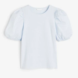 Blå topp  - Säljer denna ljusblåa T-shirten från HM med puffärmar i storlek S🙌🏼 endast använd en gång så i superbra skick!!