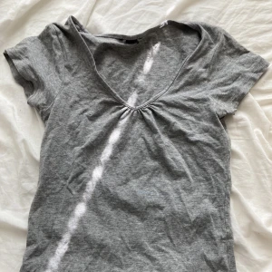 Grå tröja  - Jätte söt grå tshirt med fin skurning❤️❤️ 