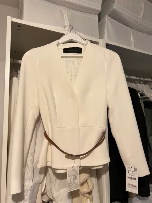 Kavaj  - Kavaj i nyskick, aldrig använd, fortfarande prislappar på. Mycket bra kvalité och fin passform. Nypris 699kr, säljes för 250 trots oanvänd. 