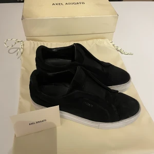 Axel Arigato skor  - Säljer mina svarta arigatos då dom inte används mer!  Man får med kvitto, dustbag och låda till skorna❤️ Skriv för mer bilder eller frågor ❤️