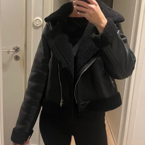 Zara skinnjacka med teddy - En varm och snygg skinnjacka med teddyfoder i hela jackan som fungerar superbra på vintern , använd under förra vintern endast.