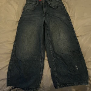 Jaded London baggy jeans w/30 - Jaded London baggy Jeans i storlek 30. Lite trasiga i botten Samt uppsydda men det går lätt att fixa:)