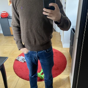 Stickad Ralph Lauren - En jätte stilig stickad ylletröja som är perfekt till vintern. Modellen i bilden är 177Cm. Tröjans skick är 8/10 med tanke på ett litet hål på fram sidan. Original priset är 1599Kr men säljer den för bara 499Kr