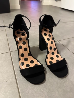 Oanvända klackar 40 - Oanvända klackar i storlek 40