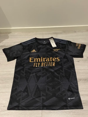 Arsenal Fotbollströja  -  Sitter som en M/L