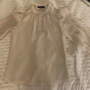 Blus  - Super fin blus från bikbok strl s💗 Bra skick men lite genomskinlig!