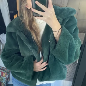Pälsjacka  - Cool mörkgrön pälsjacka som är jätte skön och mjuk❤️‍🔥 aldrig använd och i nyskick 