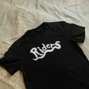 T-shirt J.Lindeberg  - Fin svart t-shirt från J.Lindeberg. Knappt använd, nypris 700