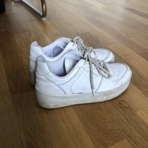 Vita sneakers - Tvättas självklart innan jag skickar! Endast använt på min student och några fåtal sommarkvällar. Säljer då dem egentligen är lite för små för mig. Köpt på Nelly. Storlek 39 men passar 38 också
