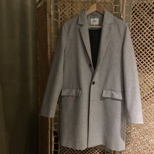 Wesc Kappa - Säljer en ljusgrå kappa från wesc i storlek small. Sparsamt använd. Regular fit