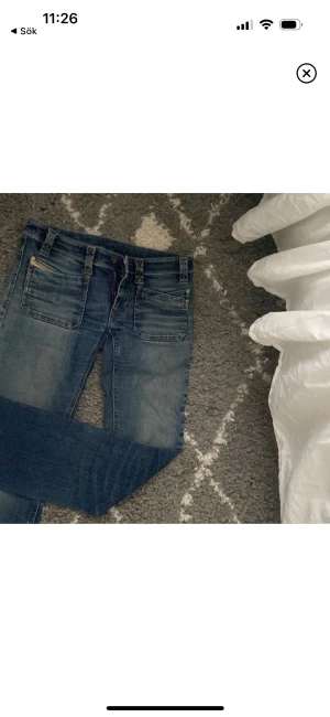 Diesel jeans  - Säljer dessa snygga lågmidjade diesel jeansen då dom tyvärr inte passade mig. Midja:76 innerbenslängd:87😩🥺😍 köpte här på Plick och bilderna är tagna från förra ägaren, skriv pm för bilder på🩷pris kan diskuteras 