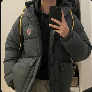 Fjällräven jacka! - Första bilden av säljaren jag köpte av förra vintern!! Dom andra mina! OBS⚠️ bytt snörerna till röda💯(se sista bild❣️) En toppen skick fjällräven jacka, mörkgrå Storlek xs! Men oversized så passar till M. Skriv för fler frågor❤️