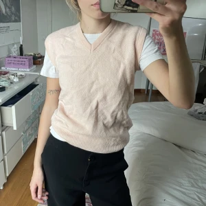 Stickad väst - så gullig!! och rosa!! stickad väst 😇 vintage