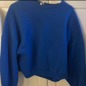 Sweatshirt - Jättefin oversized/chunky sweatshirt från Nelly, säljer pga använder inte längre, är i fint skick. Originalpris 400kr, hittar den ej på hemsidan så antar att den är slut eller har slutat säljas. 