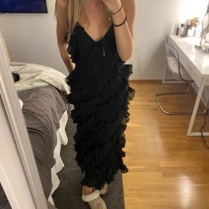 Volangklänning - Säljer denna underbara volangklänning från NA-KD då den tyvärr är något kort på mig. Den är helt oanvänd och har lapparna kvar🫶🏼