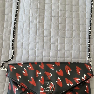 Zadig Voltaire väska  - Intressekoll på min Zadig Voltaire väska som inte säljs längre. Köpt på Zalando för cirka 3700 tror jag eller mer!  Den är i väldigt sparsamt och bra skick. Skriv för fler bilder fick inte med alla. Dustbag och de kommer med. Äktebevis finns! Samt!❤️