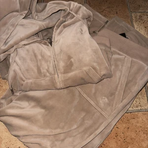 Juicy couture sett - Hej! Säljer mitt fina beiga juicy sett för jag råkade köpa fel storlek 🩷
