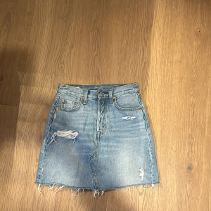 Levis jeanskjol  - Jeanskjol superfint och sitter perfekt. Storlek 26
