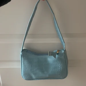 Handväska  - Blå handväska från shein, använd 1 gång. I mycket gott skick!