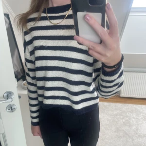 Randig tröja från bershka  - Säljer denna fina randiga tröja som är köpt här på Plick.