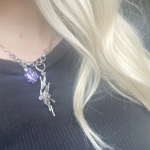 Y2k Fjäril Halsband - Fint halsband från designer märket sumiyaki, använd 2 ggr, kommer inte riktigt till användning. Original förpackning finns. Köpt för 550kr, vet inte om den inte säljs längre eller bara är slutsåld. Stainless steel. Säljer matchande saker på min profil!