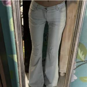 hej! säljer dessa supersnygga vintage lågmidjade levis jeansen. superbra skick men passar tyvärr inte mig!❤️ Skulle säga att jeansen passar någon som brukar ha 34/36 i jeans. Pris kan diskuteras vid snabb affär! Skriv om du undrar minsta lilla!❤️