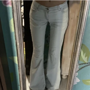 lågmidjade levi’s jeans! - hej! säljer dessa supersnygga vintage lågmidjade levis jeansen. superbra skick men passar tyvärr inte mig!❤️ Skulle säga att jeansen passar någon som brukar ha 34/36 i jeans. Pris kan diskuteras vid snabb affär! Skriv om du undrar minsta lilla!❤️