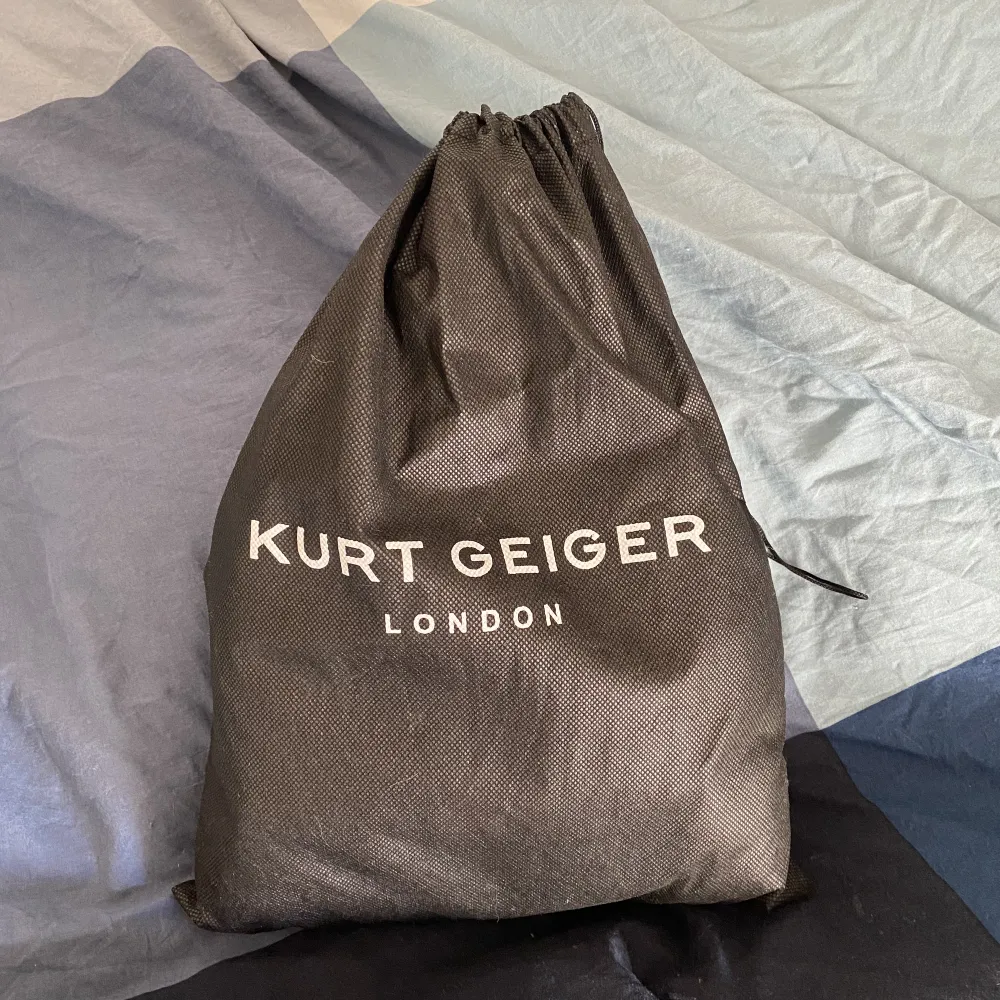 En äkta Kurt geiger väska. Har aldrig använt den eftersom det inte är min smak❤️❤️nypris 2000 tryck inte på köp nu. Väskor.