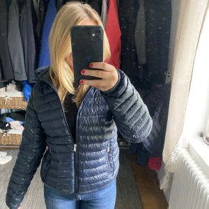 Peak performance jacka! - En svart glansig jacka från peak performance i en modell som jag inte tror säljs längre. NYPRIS: 2500. Storlek S men passar definitivt XS med. Skriv privat för fler bilder❣️
