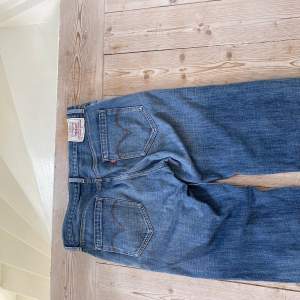 Säljer mina levis jeans 553 i storlek 32/33, det går bra att buda