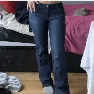 Lågmidjade jeans, stretchigt material, rak/utsvängd modell